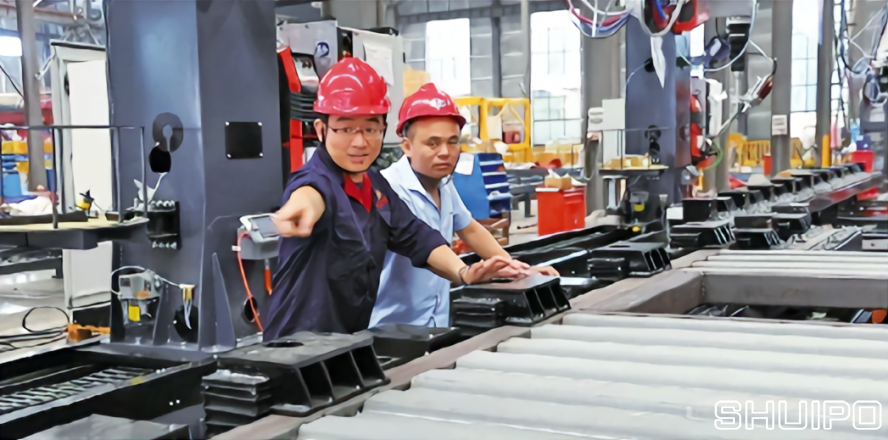 工程師在進行生產(chǎn)線的自動化調(diào)試 工程師在進行生產(chǎn)線的自動化調(diào)試